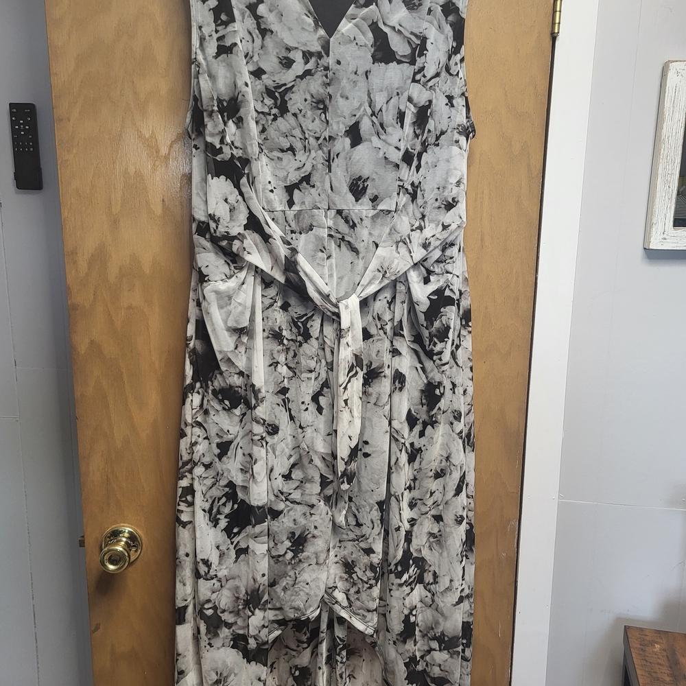 Simply Vera Vera Wang Black and White Floral V-Neck Dress